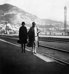 easy-virtue-1927-women-walking-by-sea
